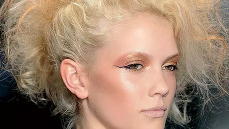 Machiaj in nuante aramii