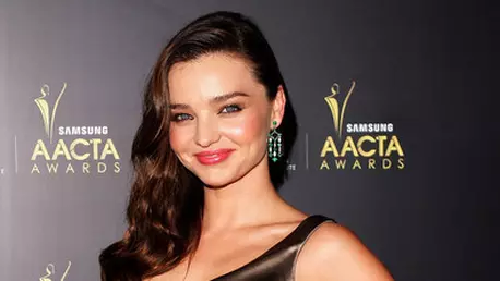 Miranda Kerr promoveaza Ora Pamantului