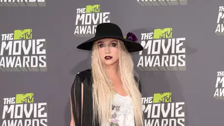 Bijuterii semnate Ke$ha: o colectie de dinti, cranii si penisuri