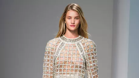 Rosie Huntington-Whiteley, din nou pe catwalk pentru prezentarea Balmain 