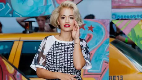 Rita Ora, pe catwalk la prezentarea DKNY