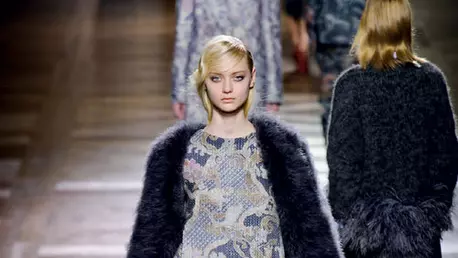 Cum sa porti... rochia peste pantaloni