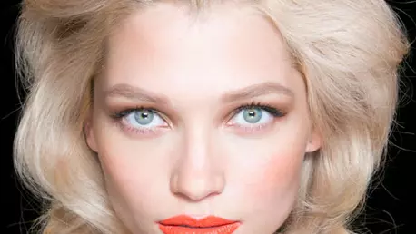 Tendinte machiaj primavara vara: buze aprinse