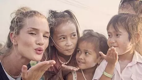 Rosie Huntington-Whiteley, in vizita umanitara in Cambodgia