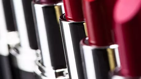 Sa iti personalizezi produsele de machiaj chiar la tine acasa? Acum este posibil! (video)