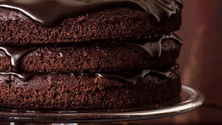 Tort de ciocolata neagra cu glazura de vin rosu