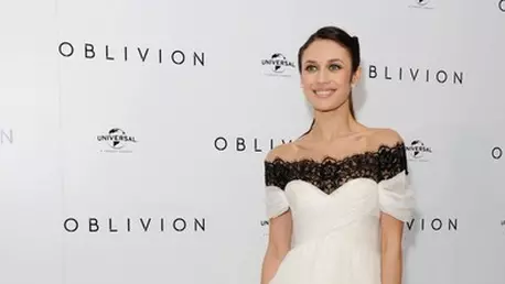 Star Style: Olga Kurylenko in 10 tinute stylish pe covorul rosu