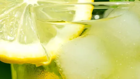 7 motive intemeiate pentru care trebuie sa bei apa cu lamaie