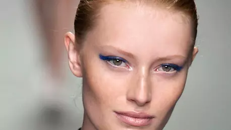 Machiaj albastru: cum purtam culoarea sezonului 