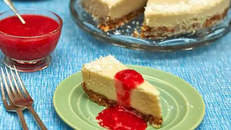 Cheesecake dairy-free cu cocos si topping de capsuni