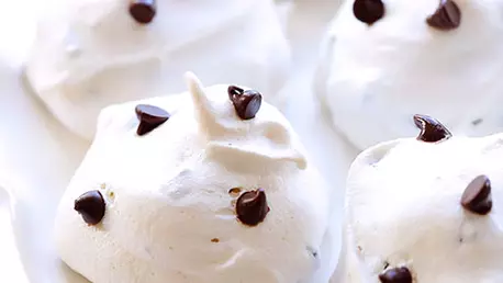 Prajituri de bezea cu fulgi de ciocolata 