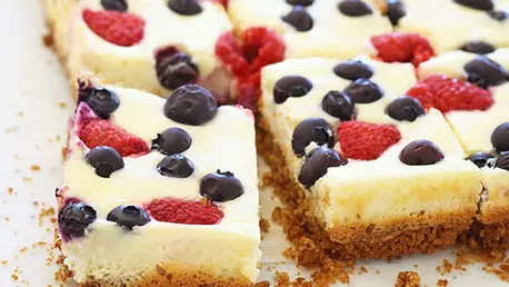 Batoane cheesecake cu fructe de padure