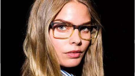 8 trucuri de machiaj pentru o privire conturata atunci cand porti ochelari