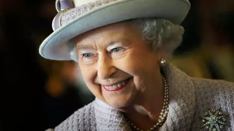 Regina Elisabeta a II-a incalca pentru prima data traditia vestimentara