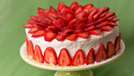 Tort cu mousse de ciocolata si capsuni