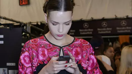 Cum sa flirtezi pe social media cu barbatul de care iti place