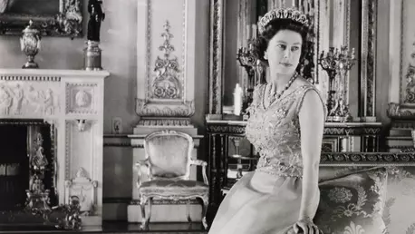 Regina Elisabeta a II-a sarbatoreste 90 de ani de stil si eleganta regala