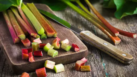 Beneficiile rubarbei: antioxidanti si vitamine