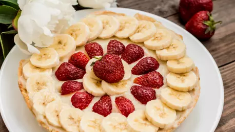 Tarta cu banane si capsuni