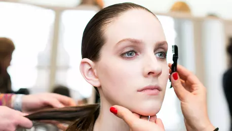 Produsele de machiaj esentiale pentru sprancene perfecte