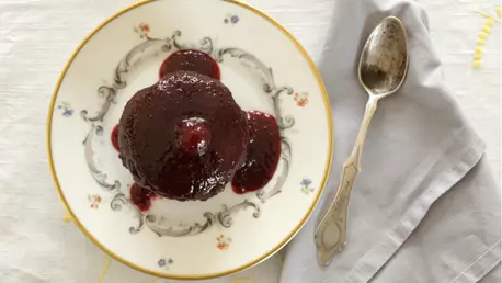 Mini prajituri lava cu sos de visine, de Ioana Dumitrescu