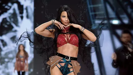 Cele mai amuzante GIF-uri de la Victoria's Secret Fashion Show 2016