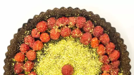 Tarta raw vegana cu ciocolata si zmeura