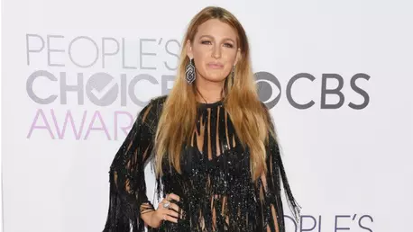 Blake Lively ii multumeste lui Ryan Reynolds la People's Choice Awards