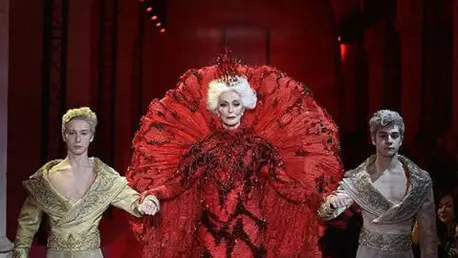 Carmen Dell’Orefice, modelul in varsta de 85 de ani, apare la finalul unui show couture