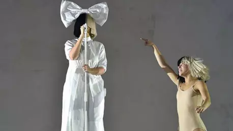 Sia doneaza pentru ACLU si ii indeamna si pe ceilalti sa o faca