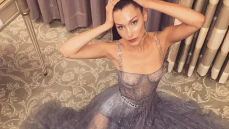 Bella Hadid se plimba in lenjerie in noul tutorial de make-up de la Dior