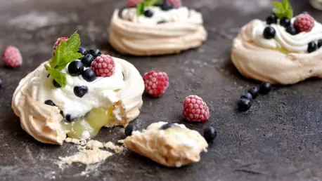 Pavlova cu lemon curd si fructe de padure