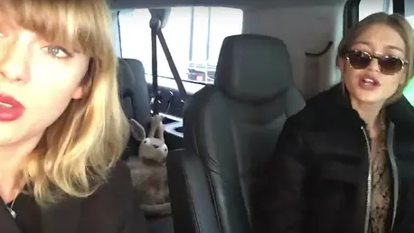 Taylor Swift si Gigi Hadid fac karaoke impreuna, in masina!