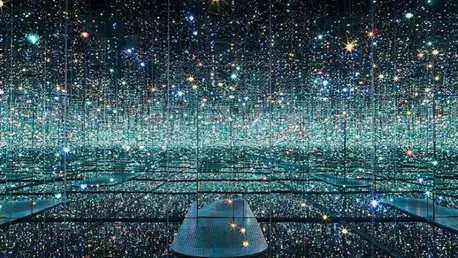 S-a deschis cea mai mare expozitie a excentricei artiste japoneze, Yayoi Kusama