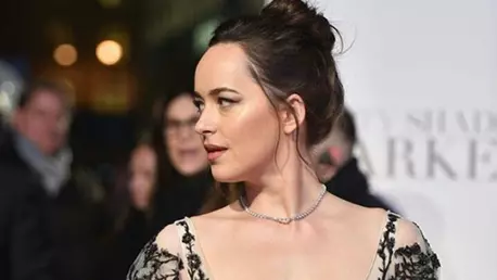 Dakota Johnson are o aparitie spectaculoasa pe covorul rosu & aflam data de lansare a celui de-al treilea film "Fifty Shades"