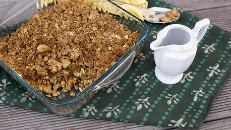 Crumble de mere cu migdale si nuca, de Ioana Dumitrescu