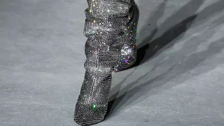 Exista deja o lista de asteptare pentru cizmele cu cristale Saint Laurent