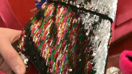 Christian Louboutin a creat o pereche de botine care isi schimba culoarea