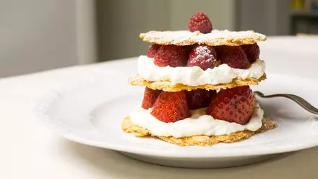 Millefeuille crocant cu migdale si fructe de padure, de Ioana Dumitrescu