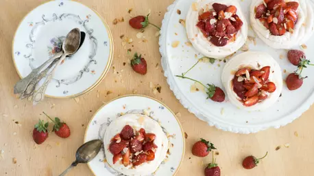 Mini Pavlova cu mousse si capsune in otet balsamic, de Ioana Dumitrescu