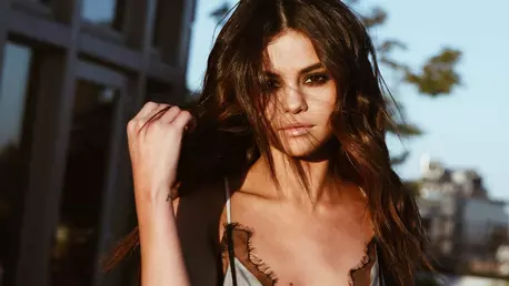 Selena Gomez, purtand o rochie incredibil de sexy, iese la intalnire cu The Weeknd