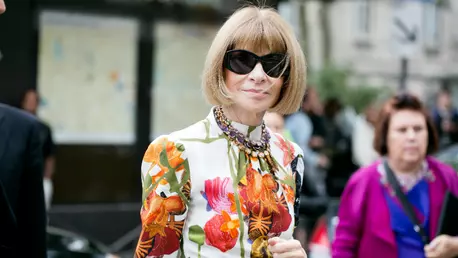 Anna Wintour, surprinsa dansand de Salma Hayek