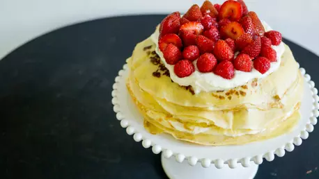 Tort de clatite cu crema de frisca si fructe de padure, de Ioana Dumitrescu