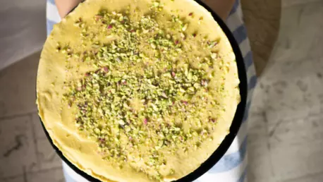 Tort raw cu mango, lime si fistic, de Ioana Dumitrescu