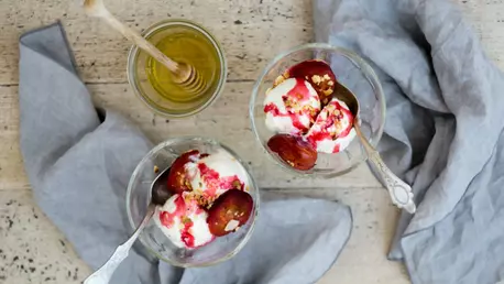 Prune coapte cu frozen yogurt de vanilie, de Ioana Dumitrescu