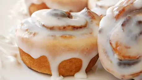 Rulouri cu scortisoara, zmeura si crema de branza