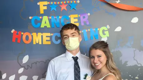 O adolescenta ii face o surpriza emotionanta prietenului ei bolnav de cancer