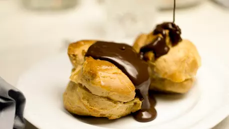 Profiterol cu inghetata de vanilie si sos de ciocolata, de Ioana Dumitrescu