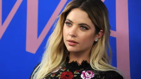 Ashley Benson, Hanna din Pretty Little Liars, declara ca posterele pentru serial au fost prea mult modificate in Photoshop