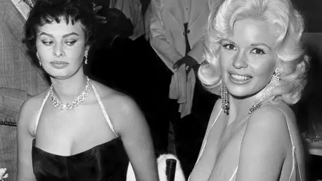 Adevarata poveste din spatele privirii Sophiei Loren din celebra imagine cu Jayne Mansfield